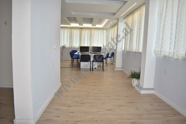 Ambient zyre me qera ne zonen e Vasil Shantos ne Tirane.
Pozicionohet ne katin e 2-te te nje pallat
